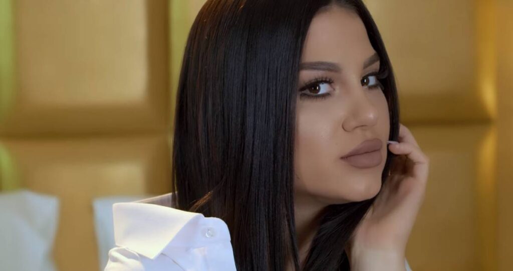 Foto/ “Pite apo fli?”, Dhurata Dora pozon si kukull Barbie nga kuzhina 4 1 2