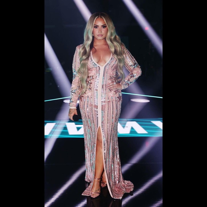 Fotot/ Demi Lovato bën ndryshimin drastik në look-un e saj dhe duket fantastike! 4 4 10