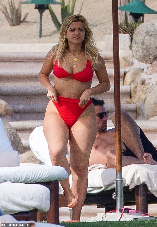Paparacët e fotografuan kur ishte me pushime Bebe Rexha nxehet: Trupi im pa filtra s'ka lidhje me ato fotot e shëmtuara të publikuara 2 6 1
