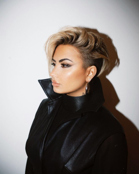 Fotot/ Demi Lovato bën ndryshimin drastik në look-un e saj dhe duket fantastike! 2 6 6
