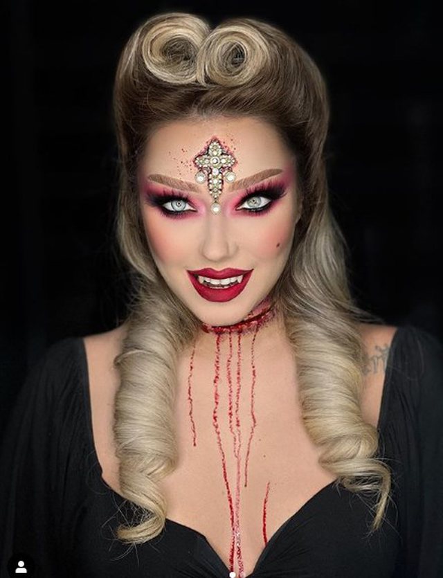 FOTO/ Nga Drakula tek Barbie, ja si u transformuan VIP-at shqiptarë për Halloween 6 640 0 5f9daad2c19f1