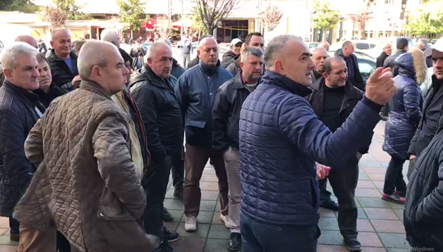 Naftëtarët e Ballshit grumbullohen sërish jashtë uzinës një ditë pas takimit me kryeministrin Rama 640 0 5faa5b6f0f6d8