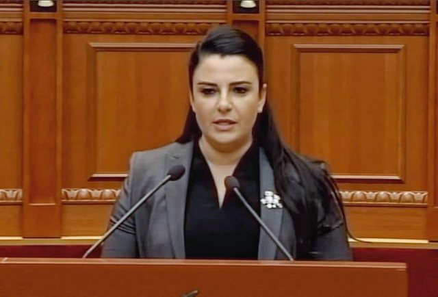 Mposhti COVID-19, ministrja Balluku bën daljen e parë publike, shikoni ndryshimin e madh që ka pësuar 640 0 5faa9b8672c80