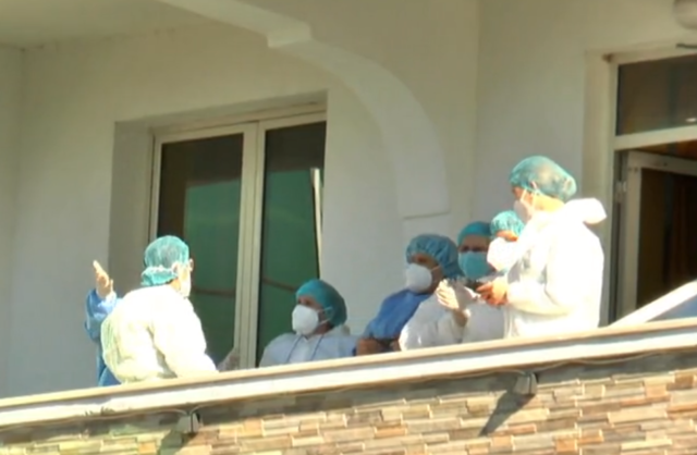 Pamje emocionuese tek ‘Shefqet Ndroqi”, pacientët me Covid-19 dhe mjekët dalin në ballkon, ja çfarë po ndodh në këto ambiente 2 640 0 5fbe3089c3233