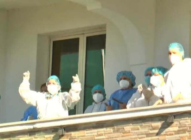 Pamje emocionuese tek ‘Shefqet Ndroqi”, pacientët me Covid-19 dhe mjekët dalin në ballkon, ja çfarë po ndodh në këto ambiente 3 640 0 5fbe3089eac2e 1