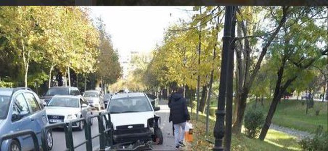 Aksident i frikshëm buzë Lanës në Tiranë, vajza shofere merr përpara hekurat ndarës 640 0 5fc23f92d7618