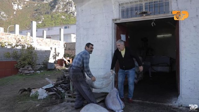 Deputeti i Kuvendit në Shqipëri shfaqet si asnjëherë më parë, mban thasët e rëndë të mbushur me ullinj 1 640 0 5fc3b71fddf56