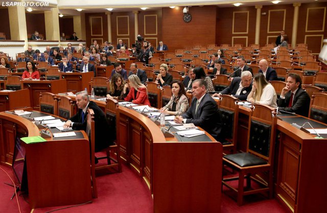 Deputeti i Kuvendit në Shqipëri shfaqet si asnjëherë më parë, mban thasët e rëndë të mbushur me ullinj 640 0 7a5d741f8cd0d63225554c3a0e24695a