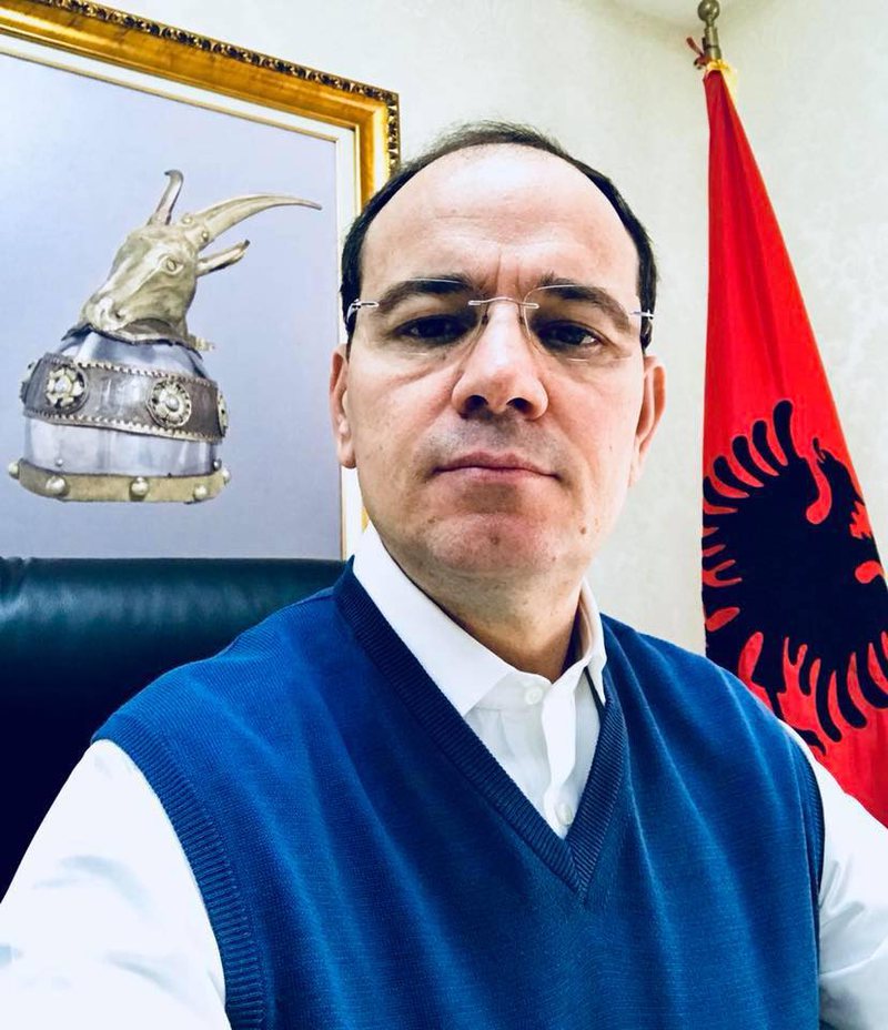 Shpërthen Bujar Nishani dhe lëshon paralajmërimin e fortë: Gangsterë ordinerë, hajdutë e perversë… 800 0 5fa12d7c23839