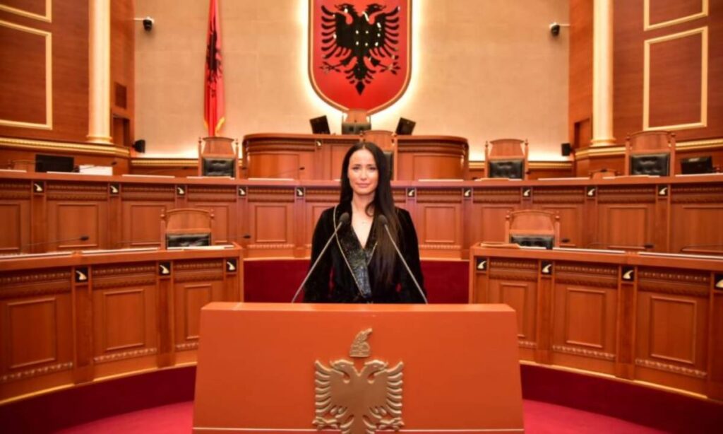 “E ardhmja është vajzë”, Albana Osmani poston videon nga Kuvendi. Do bëhet deputete? Albana Osmani
