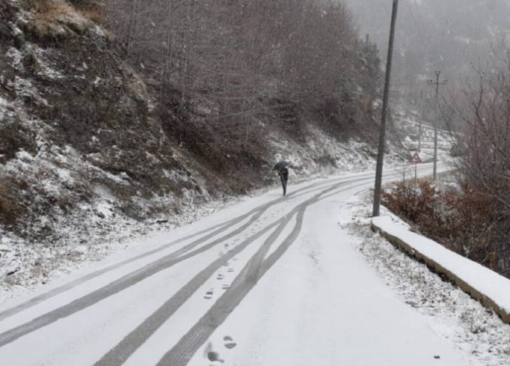 Acari “mbërthen” Shqipërinë, IGJEUM: Temperaturat do të shkojnë deri në -15 gradë Celsius Bore