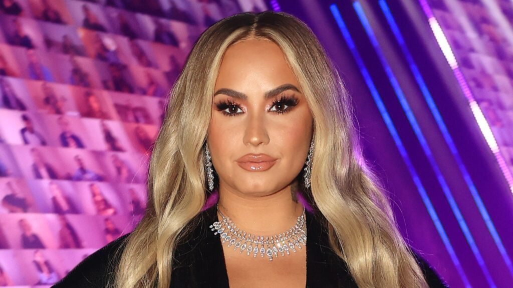 Fotot/ Demi Lovato bën ndryshimin drastik në look-un e saj dhe duket fantastike! Demi ovato