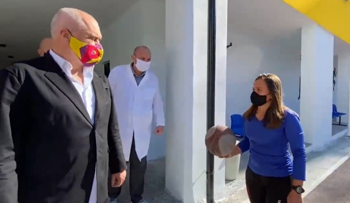 VIDEO/ “Çfarë i mëson nxënësve kur s’ke shënjestër”! Rama sfidon mësuesen e fizkulturës në Durrës (batutat) Edi 2