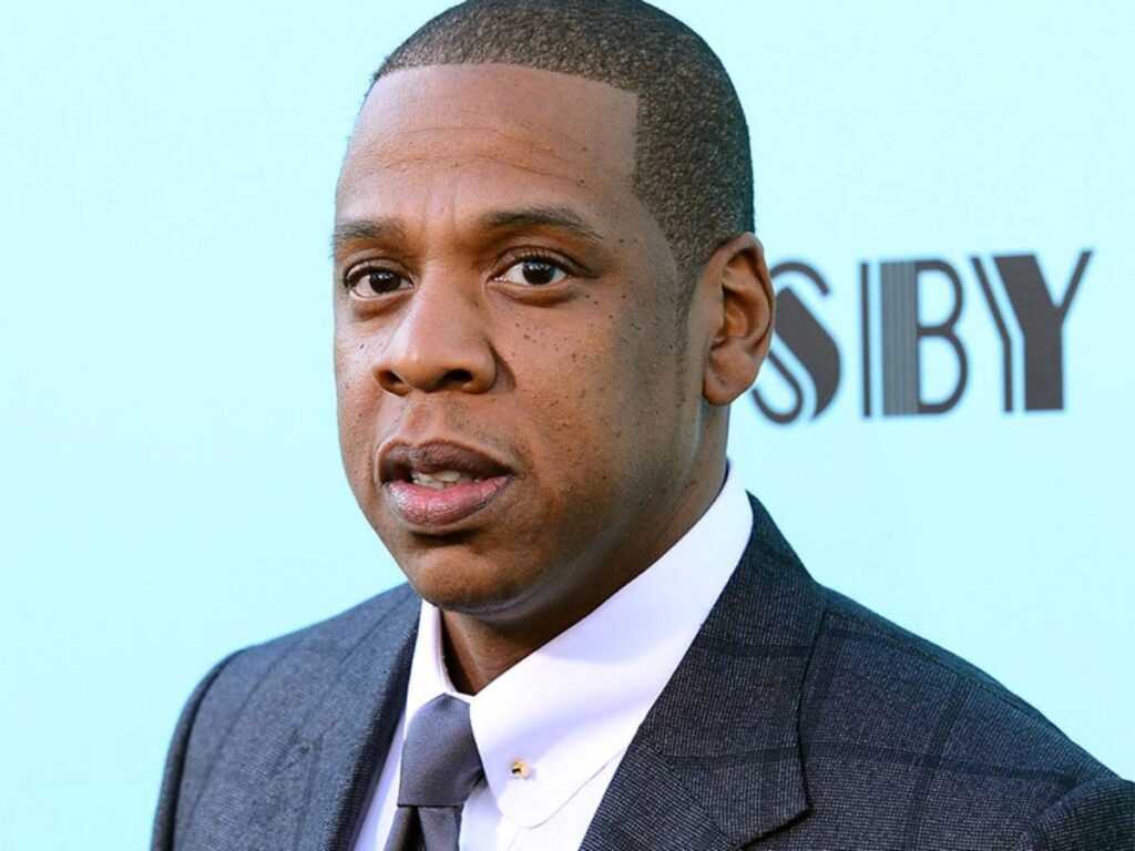 “E çmendur” pas tij! Një vajzë hyn pa biletë në avion për të parë Jay Z, por përfundon në prangat e policisë J 1