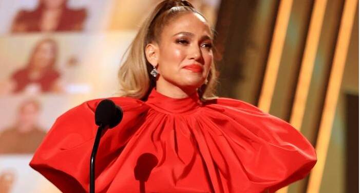 Jennifer Lopez përlotet në mes të skenës pas surprizës së fëmijëve të saj J 2