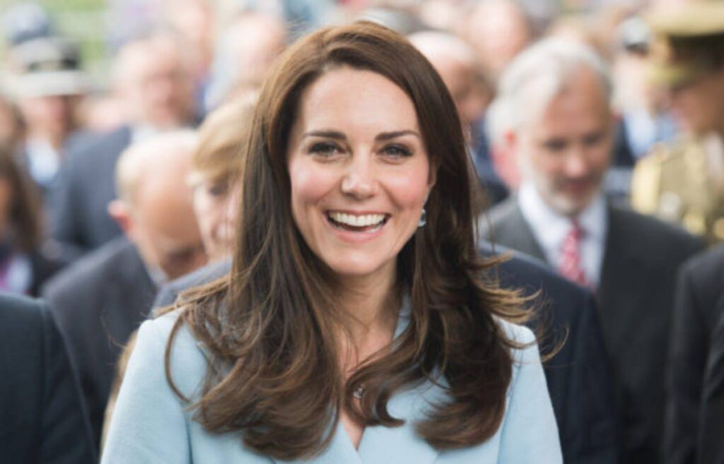 Foto/ Vogëlushja me leucemi kishte kërkuar të takonte një princeshë të veshur me rozë, Kate Middleton e surprizon Kate Middleton 1