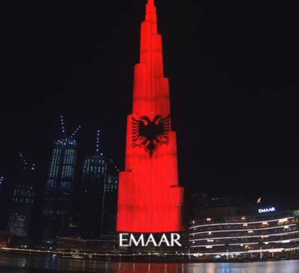 Video/ Festa e Pavarësisë së Shqipërisë, kulla më e lartë në botë vishet kuq e zi Kulla
