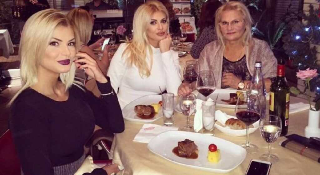 Mamaja e dy motrave të suksesshme të ekranit është super krenare për to, por këtë herë fjalët frymëzuese i ka për Marinën Maria Vjollca 1