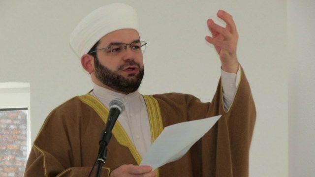 Shamia në shkolla, myftiu “kërcënon” deputetin Gjekmarkaj: Mos fut hundët, mos prish vlerat e harmonisë Myftiu imam Muhamed B. Sytari