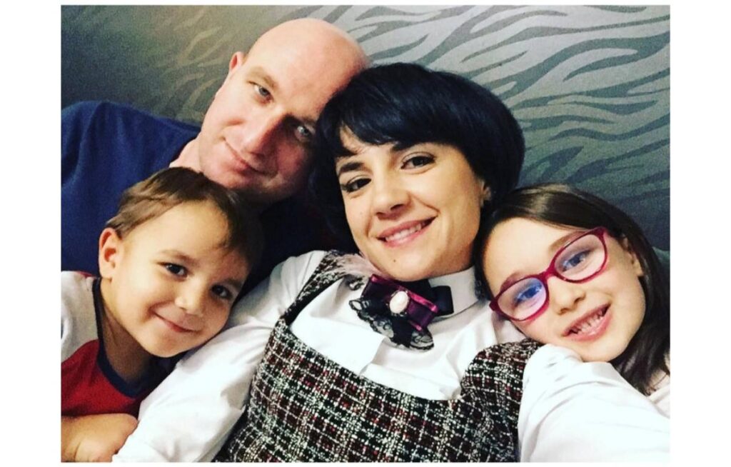 Këngëtarja shqiptare dhe familja e saj preken nga virusi: Ne e kaluam Covid-19, jemi të gjithë në dorë të zotit Orgesa Zaimi 1