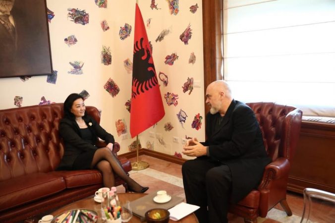 Ambasadorja Yuri Kim shkon në Kryeministri, takim me Edi Ramën Rama Kim 5 676x450 1