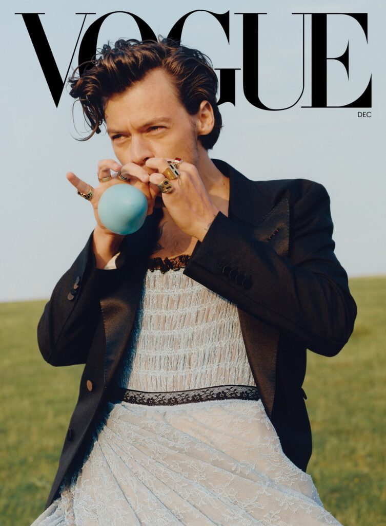 Këngëtari i njohur thyen barrierat, pozon me fustan për revistën ‘Vogue’ 3 VO1220 Cover