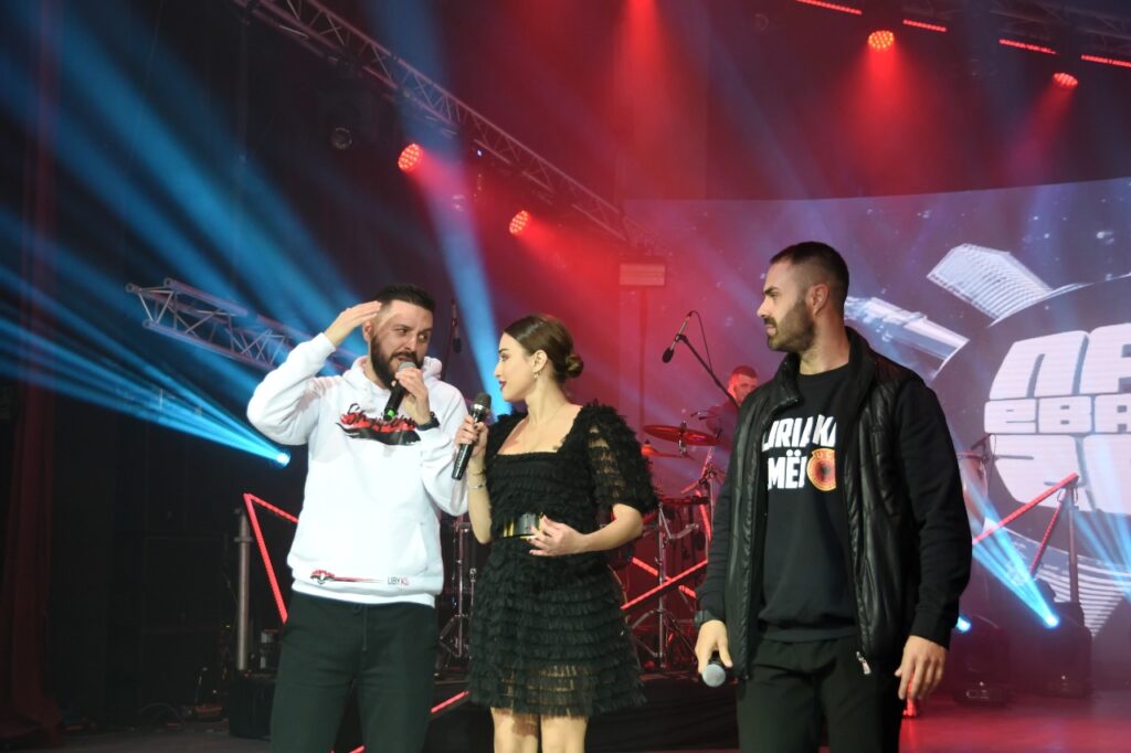 Festa për 29 nëntor/ Të gjithëve na mbetën sytë te bluzet e “West Side Family”, ja dedikimi… West Side Family