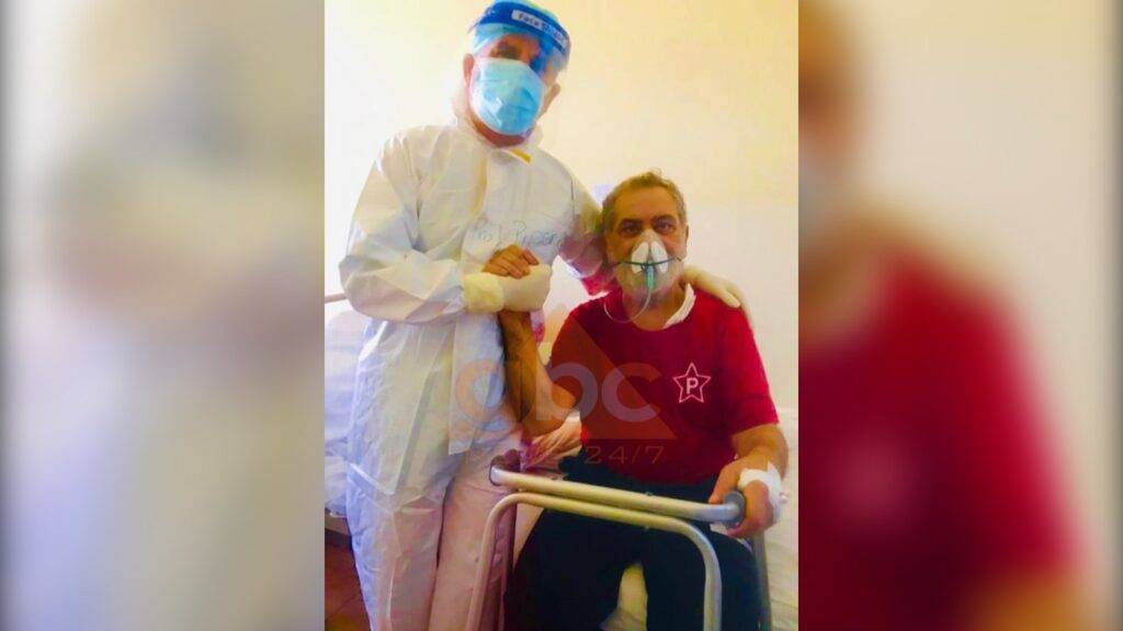 I ulur në një karrocë, Koço Devole sërish i buzëqesh kamerës! Mjeku Pëllumb Pipero i qëndron pranë 2 WhatsApp Image 2020 11 01 at 18.20.23