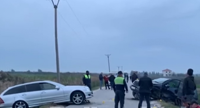 Përplasen ‘kokë më kokë’ 2 makina në Fier, plagosen shoferët aksident 1