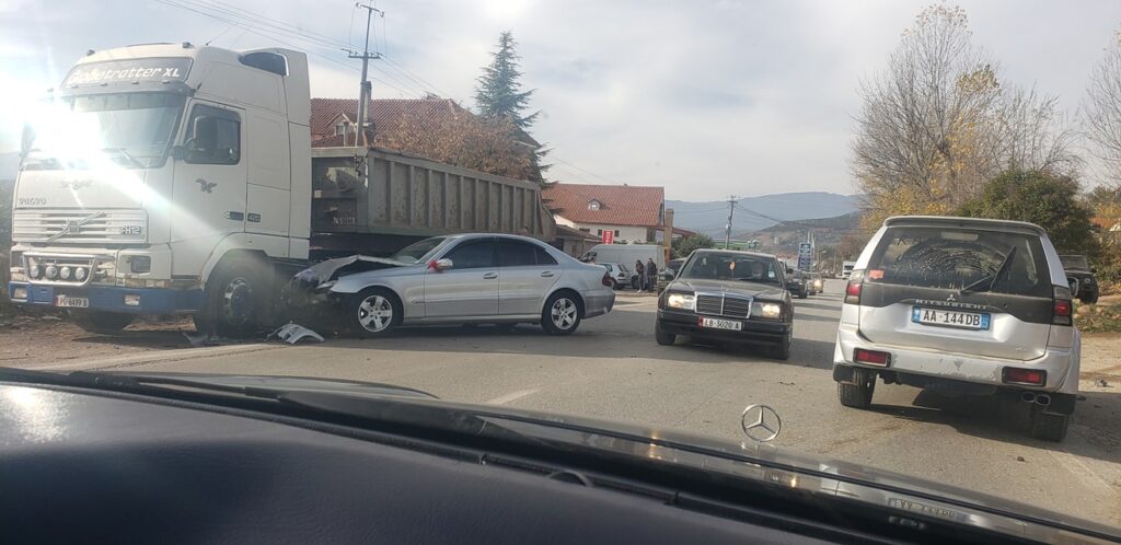 Aksident në qendër të Beratit, makinat përfundojnë mbi trotuar aksident perrenjas