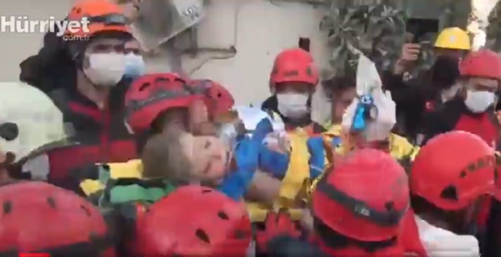 Tjetër mrekulli mes rrënojave, shpëtohet pas 91 orësh 4-vjeçarja- VIDEO ayla izmir