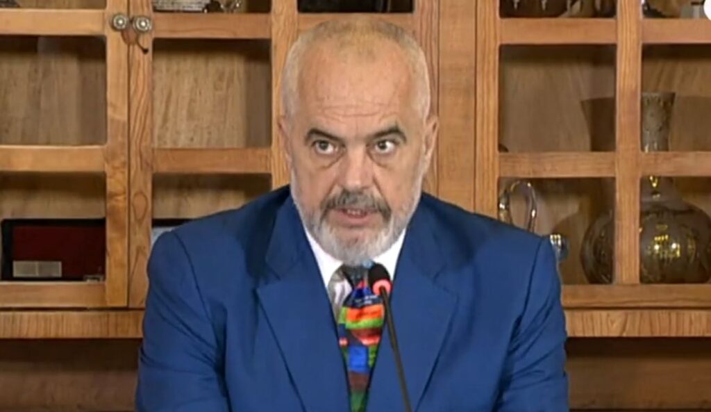 Veton Surroit i hiqet titulli “Qytetar Nderi” i Kukësit, reagon Rama: Lajthitje kolektive, prefekti ta refuzojë edi ramaaaaa