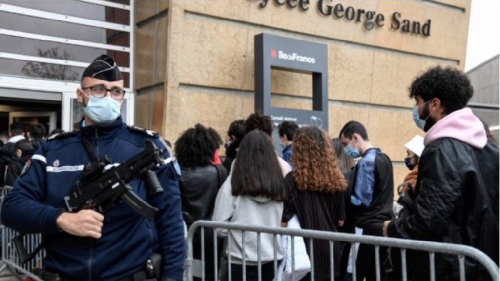 Kundër mbajtjes së shkollave hapur, studentët francezë përplasen me policinë france