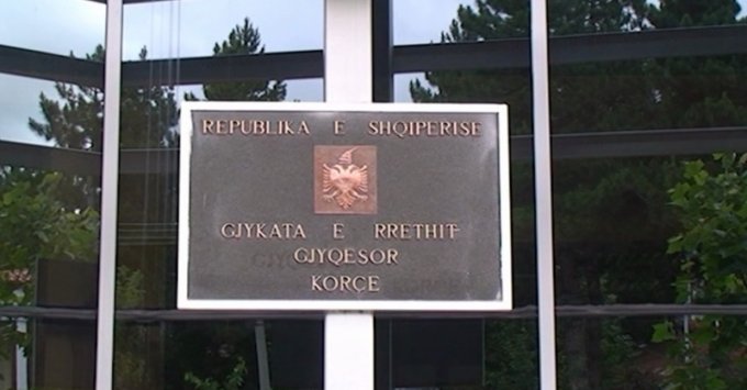 Vrau vajzën 9-muajshe, lirohet 46-vjeçarja nga Korça, avokati: Vuan nga çrregullimi bipolar gjykata korce