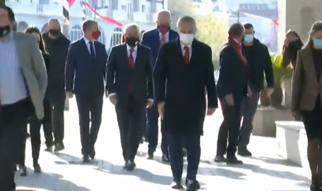 Nis ceremonia për rastin e 108-vjetorit të Pavarësisë. Meta, Rama dhe Ruçi bëhen bashkë në Vlorë me kurora me lule m 4