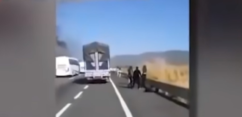 Pamje të frikshme! Shpërthimi i autobotit në autostradë u merr jetën 14 personave (VIDEO) makina