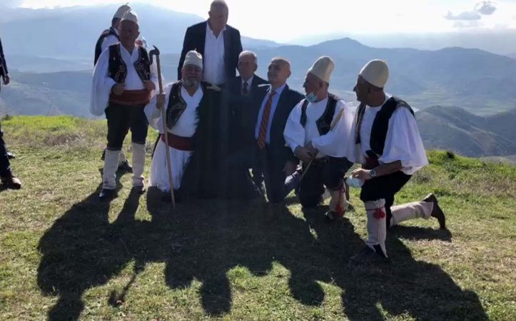 VIDEO/ Meta ia merr këngës me grupin polifonik në Amfiteatrin e Bylisit: Nuk do lejojmë askënd… meta 723x450 1