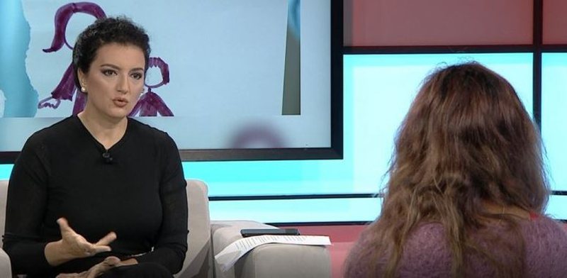 Historia e trishtë e 23-vjeçares, tregon si iu shkatërrua jeta që në moshë shumë të vogël: Ja si u ndava nga 3 burrat, babai më kërcënonte dhe… mirela milori