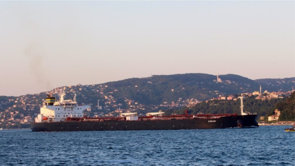 Naftëmbajtësja greke dëmtohet rëndë nga një minë nënujore naftembajtese