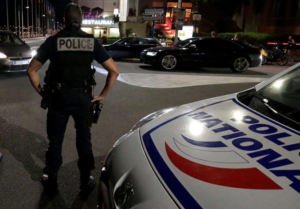 Francezi la takim me femrën për seks, i shfaqet 18-vjeçari shqiptar me hanxhar police jfo e1500615296949