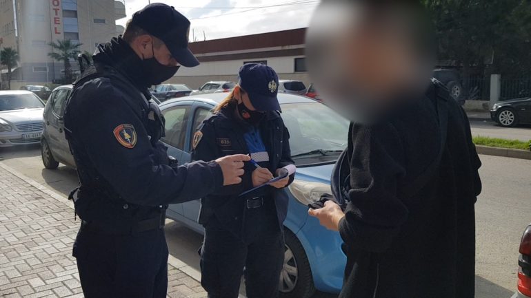 Policia gjobit qytetarët që nuk mbajnë maskë, ja sa masa administrative janë marrë në 24 orët e fundit policia maska1 770x433 1