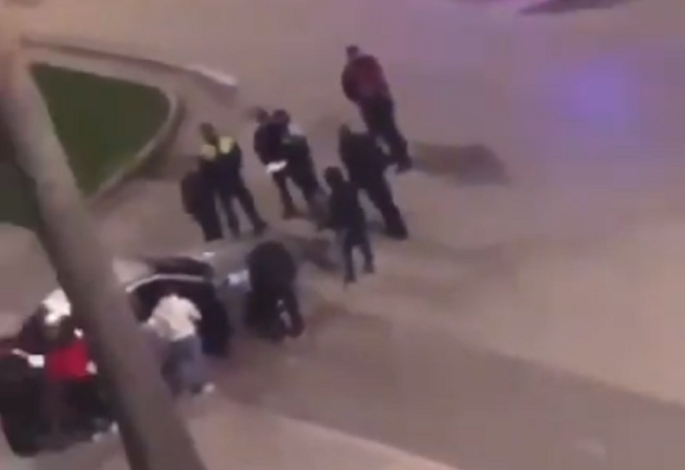 VIDEO/ Të shtrirë në tokë pas mjetit, shoqërohen disa të rinj. U konfliktuan në mes të Vlorës policia
