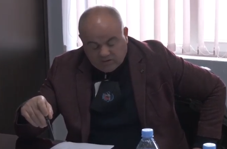 Zbulohet video kur Safet Gjici kërkoi me ngulm heqjen e titullit për Veton Surroin: Çfarë nderi qarku është ky? Del e flet hapur kudo safff