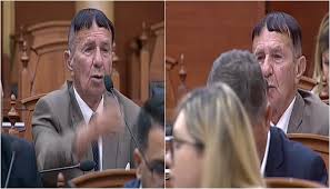 Deputeti kërcënon qytetarin: Hajde po qe burrë, do të jap një mësim që të dhëmbi koka selami