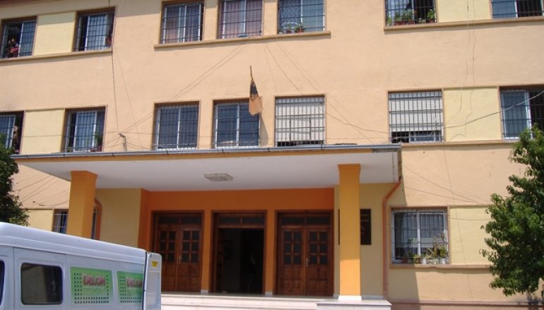Goditet me grushte jashtë lokalit, 26-vjeçari përfundon në spital spitali elbasan