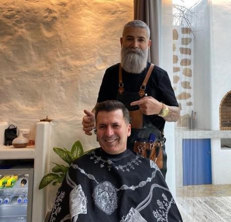 Fatmir Mediu merr vendimin e papritur: Po ndryshoj stilin e flokëve, pres që ngjyra e tyre të bëhet si… 01 mediu