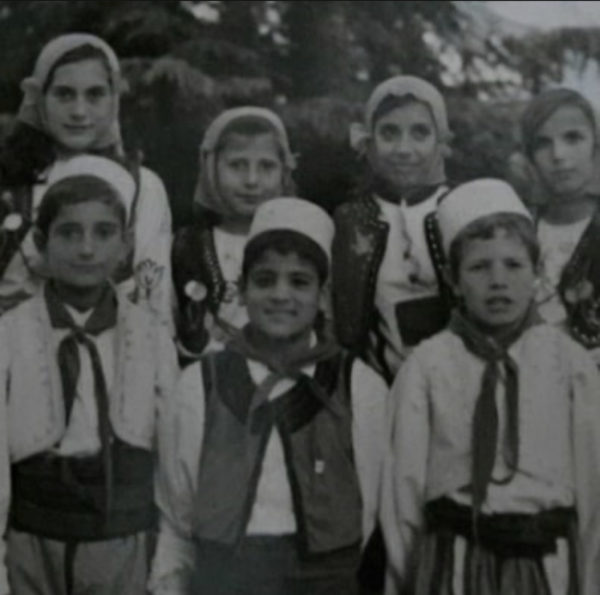 Miqësi që nga vegjëlia, në këtë foto janë Irma Libohova dhe Dashnor Diko, i dalloni dot cilët janë? 1 1 3