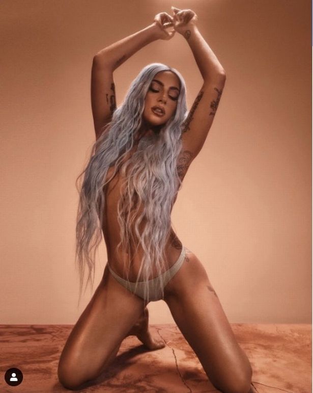 Lady Gaga “çmend” rrjetin! Këngëtarja pozon “topless” dhe duket në super formë 1 1 32