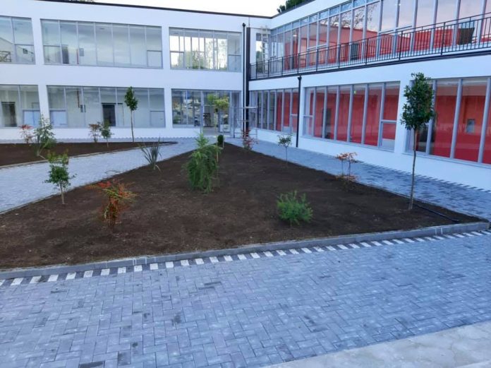 Drejt përfundimit rindërtimi i shkollës “Kajo Karafili” në Shijak, Rama: Qentë le të lehin, karvani do të ecë më shpejt përpara 1 63 696x521 1