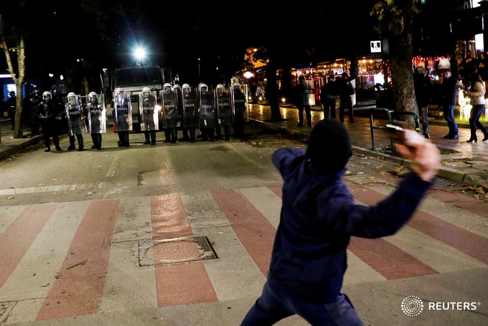 Nga thyerjet dhe djegiet tek gazi lotsjellës dhe shoqërimet, çfarë nuk u pa në kamera gjatë protestës 3 131030592 10158818364770883 5118571846580835129 n